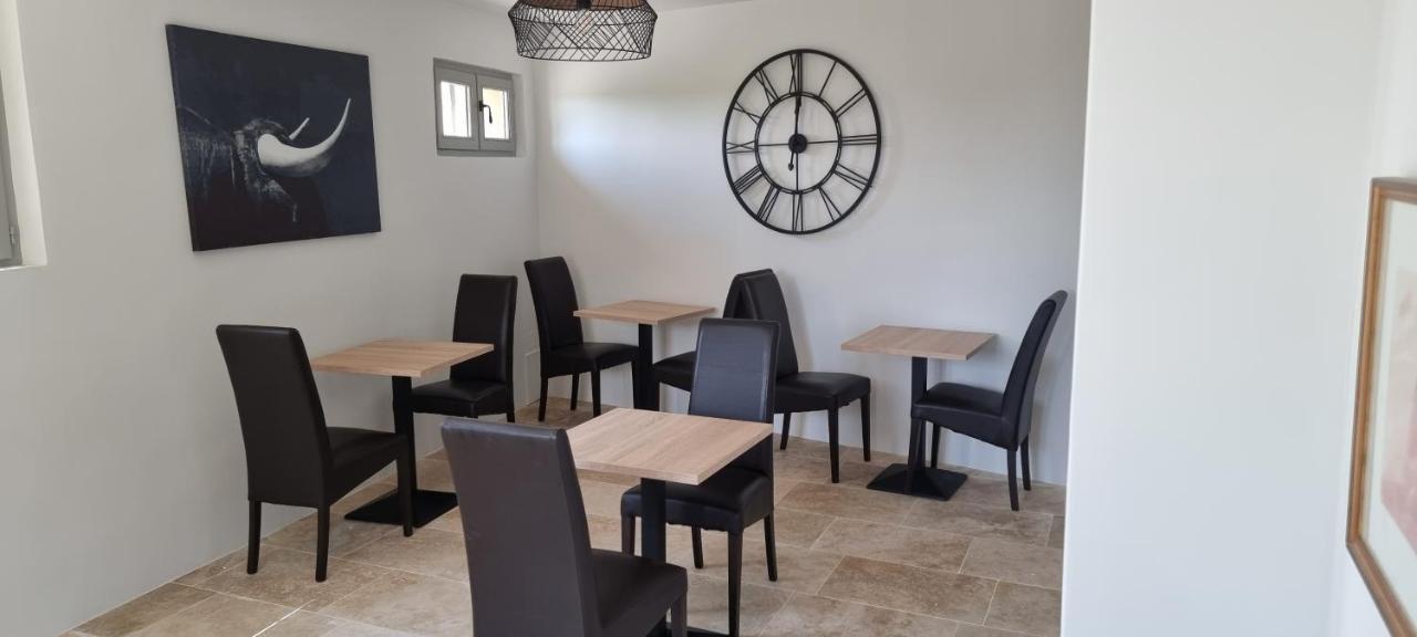Le Petit Eden Bed & Breakfast Saint-Quentin-la-Poterie Ngoại thất bức ảnh